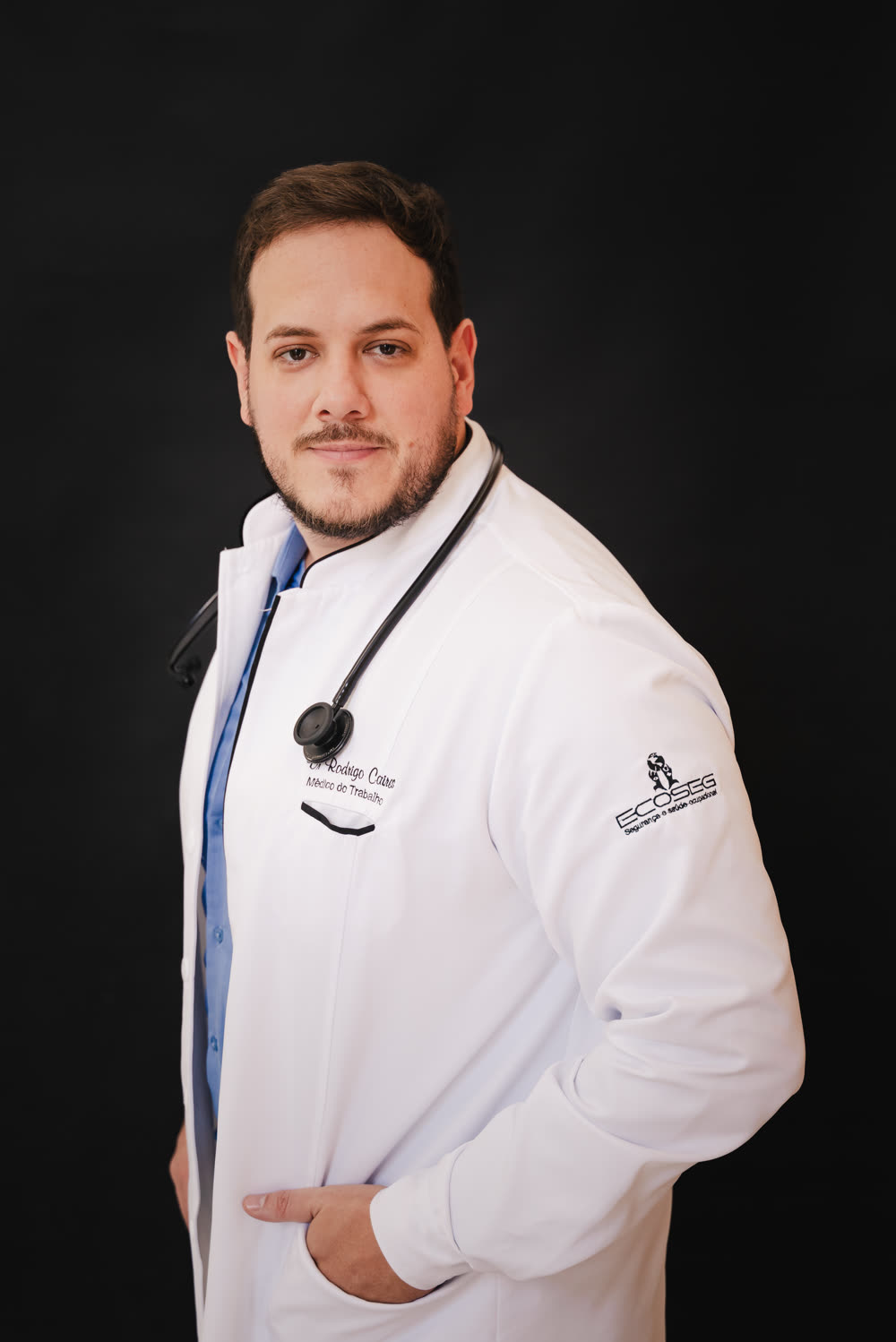 Dr. Rodrigo Caires Pinto, CRM-BA 25434, de jaleco branco e estetoscópio